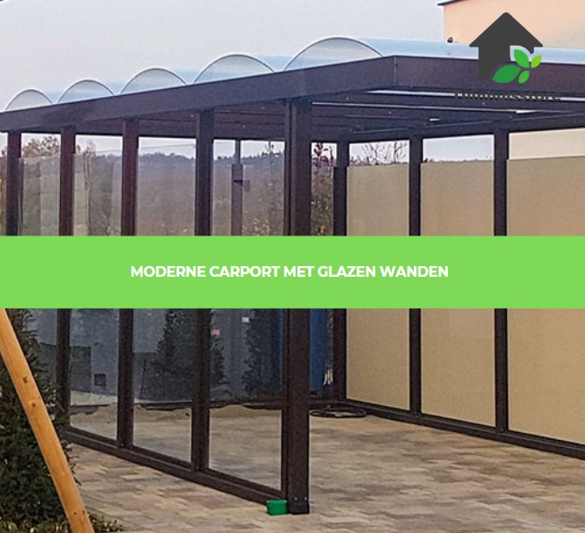 Een carport met glazen wanden voor een open en moderne uitstraling, waarbij het voertuig goed zichtbaar is.