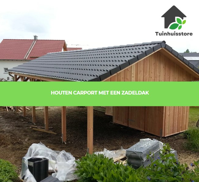 Een carport met een zadeldakconstructie, wat zorgt voor een klassieke uitstraling en betere waterafvoer.